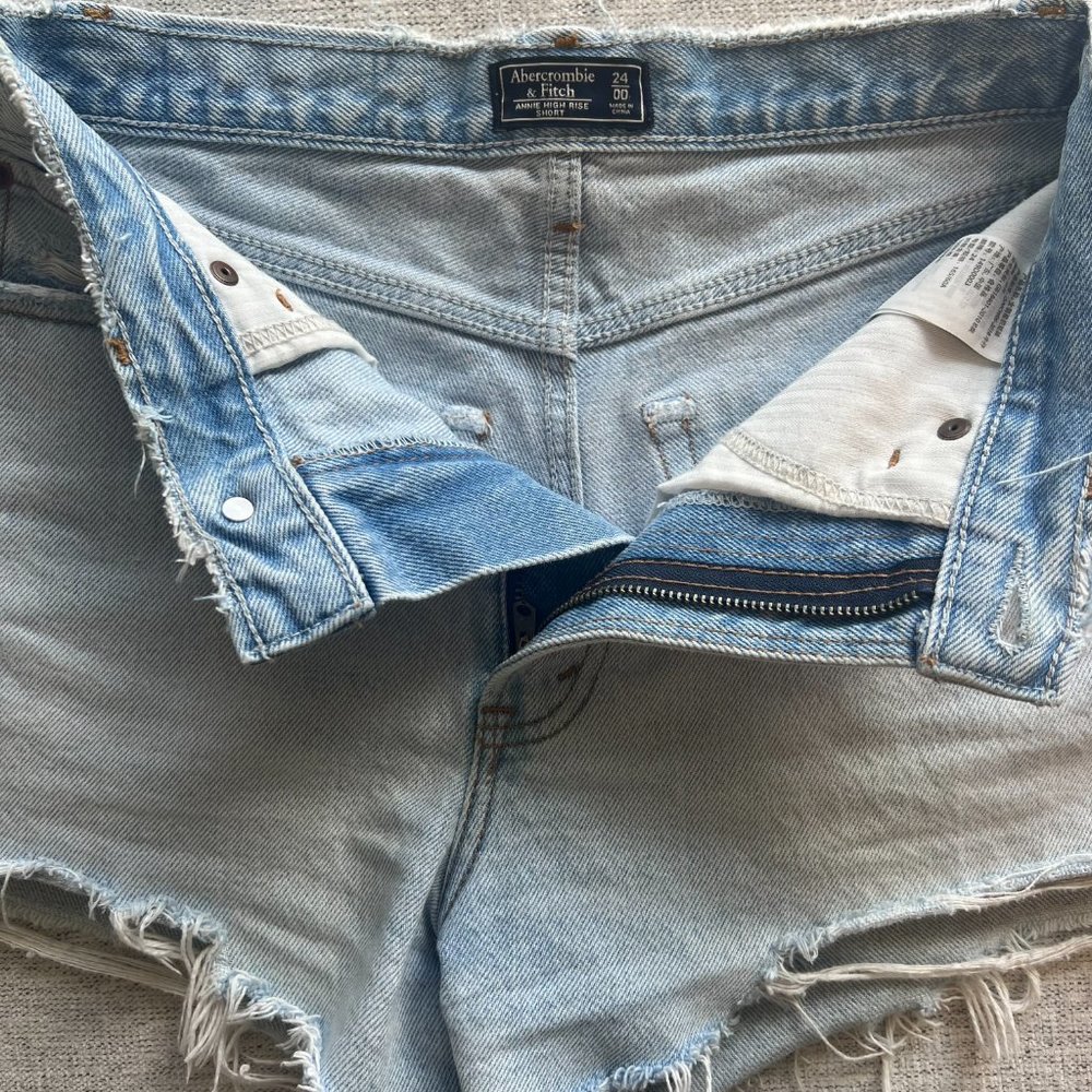A&F | Annie High-Rise Shorts | Light Wash | Size 24 (00) - Picture 4 of 5